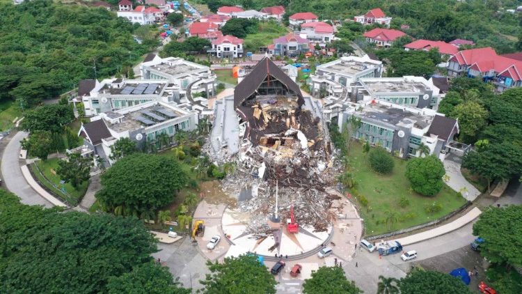 Bureau du Gouverneur de Mamuju, capitale de la province de Sulawesi sur l'île de Célèbes (Indonésie), détruit par le séisme de magnitude 6.2. 