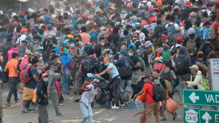 La policía trata de dispersar a los migrantes de Honduras, a través de Guatemala, que quieren llegar a los Estados Unidos.