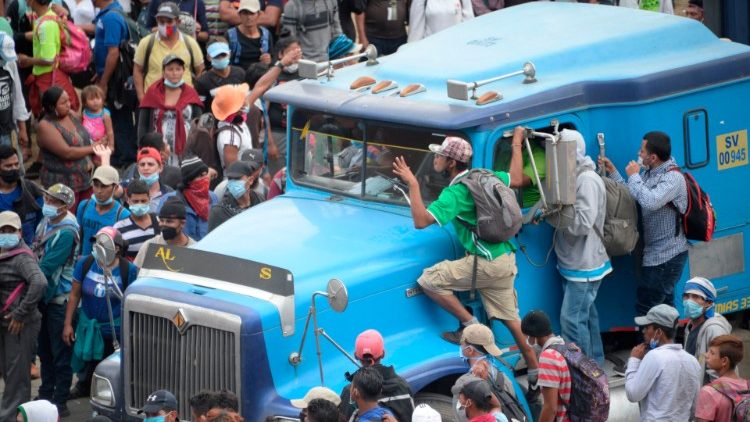 Migranten aus Honduras wurden auf den Weg in die USA in Guatemala von Sicherheitskräften gestoppt