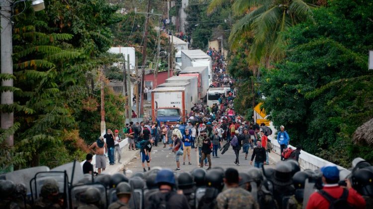 Scontri tra la carovana di migranti e le forze dell'ordine del Guatemala a Vado Hondo