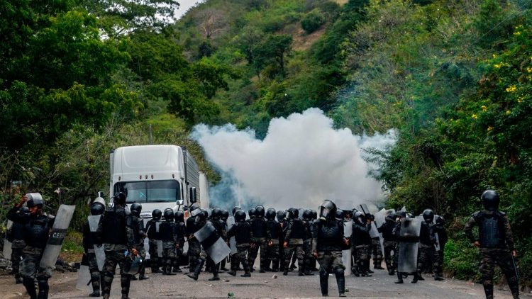 Los enfrentamientos entre la caravana de migrantes y las fuerzas de seguridad guatemaltecas en Vado Hondo