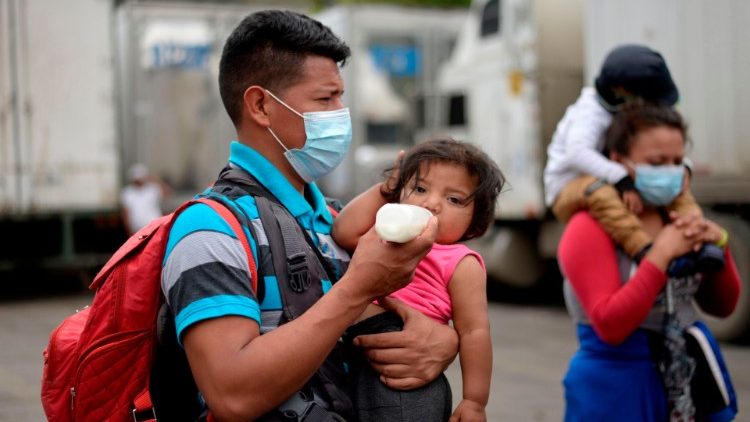 La carovana di migranti e di tanti bambini piccoli che dall'Honduras scappano per arrivare negli Stati Uniti