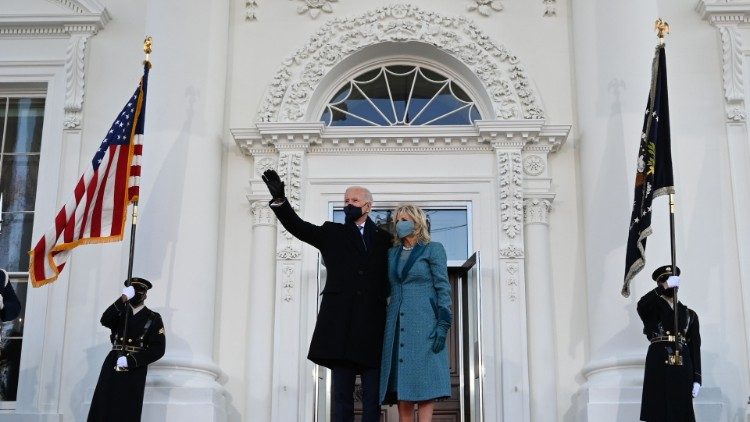 Presidente Joe Biden ao lado da primeira dama Jill Biden, na chegada à Casa Branca, em Washington D.C.