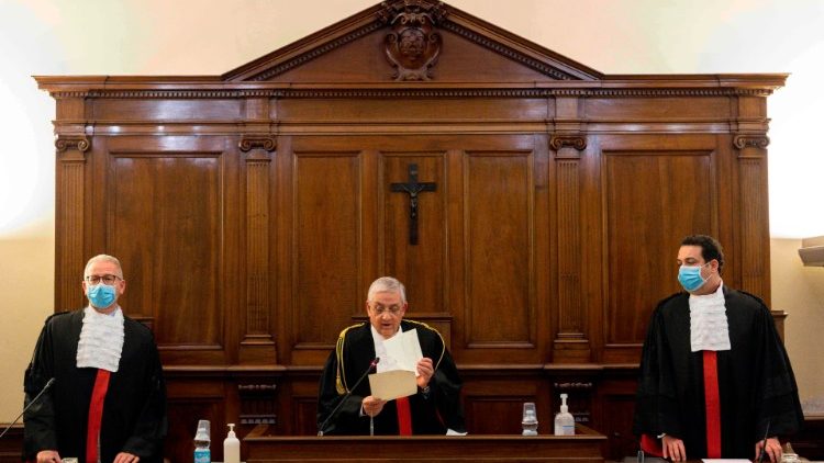 Председателят на Ватиканския съд чете присъдата, 21 януари 2021