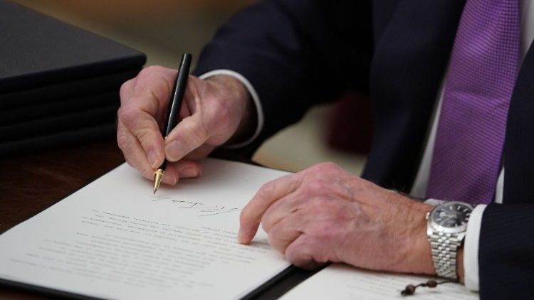 Presidente dos Estados Unidos na assinatrura de decretos logo ao tomar posse