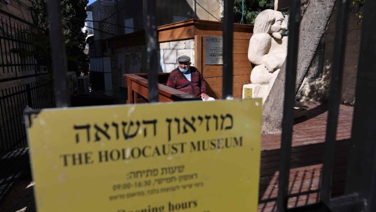 Der Holocaust-Überlebende Motti Liber, 88, sitzt auf dem Gelände der israelischen Stiftung Yad Ezer La-Haver