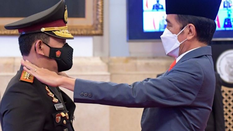 Indonesiens Präsident Joko Widodo (rechts) bei der Vereidigung des neuen General Listyo Sigit Prabowo Ende Januar 2021