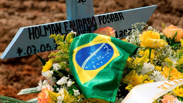 Tombe dans un cimetière de Manaus au Brésil, le 22 janvier 2021. 
