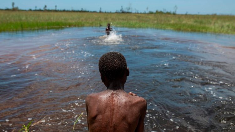 Una pozza d'acqua causata dalle alluvioni del ciclone Eloise, nella regione di Beira in Mozambico