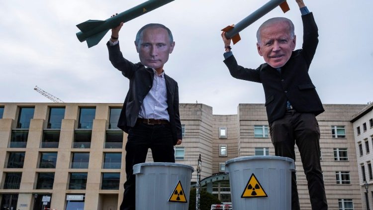 Friedensaktivisiten mit Putin- und Biden-Masken letztes Jahr vor der Berliner US-Botschaft