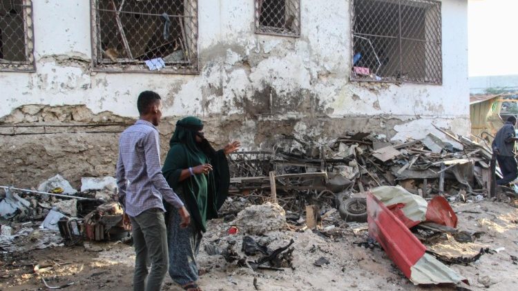 L'Afrik Hotel di Mogadiscio colpito dall'attentato - Foto AFP