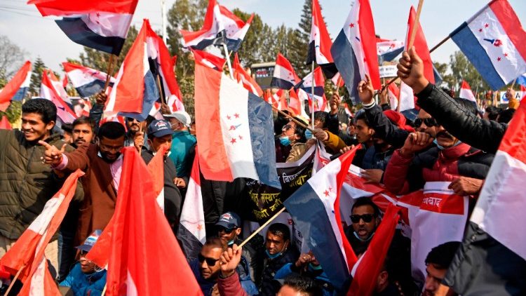 Des manifestants contre la dissolution du parlement à Kathmandu le 1er février. 