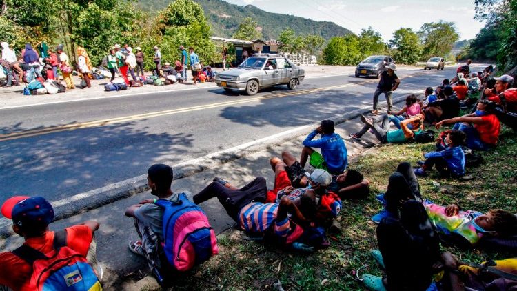 Migrantes venezuelanos na fronteira com a Venezuela à espera de comida