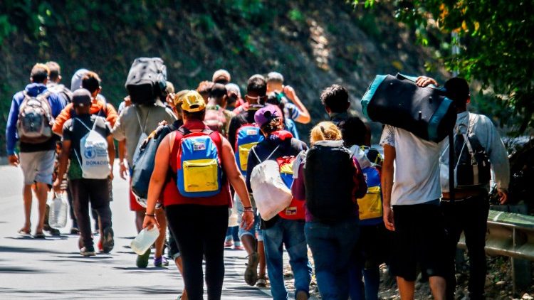 Migrantes en la frontera entre Colombia y Venezuela