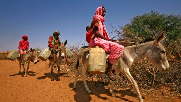 Mulheres transportando água no Sudão do Sul