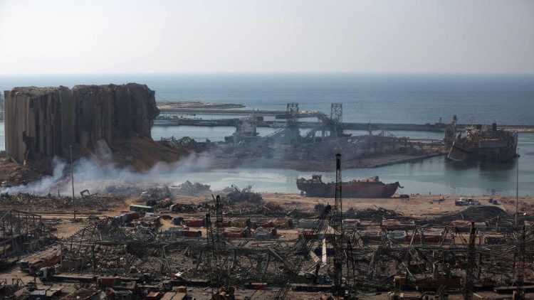 Vue sur le port de Beyrouth après l'explosion