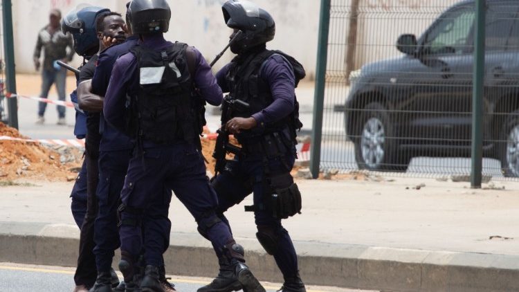 Festnahme eines Demonstranten gegen Polizeigewalt in Luanda am Mittwoch