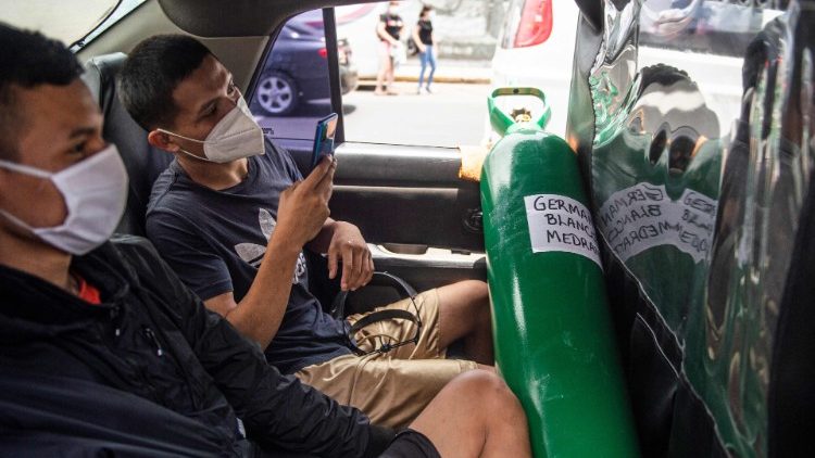 No Peru, familiares levando oxigênio para o hospital