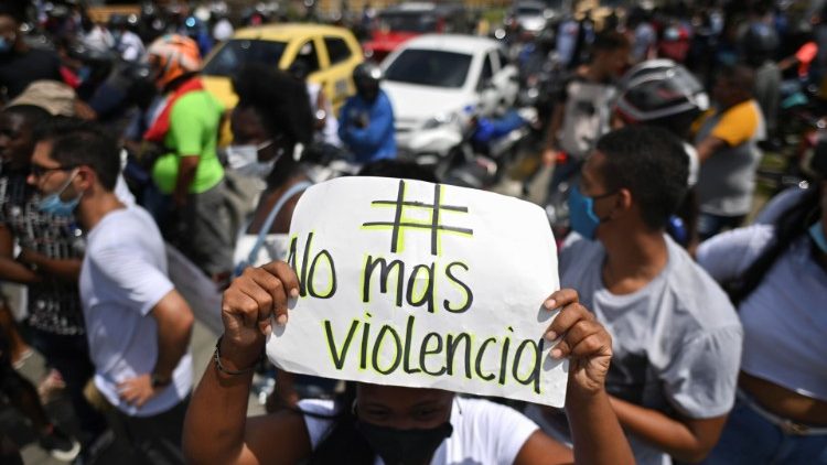 Cittadini colombiani manifestano per chiedere la fine delle violenze a Buenaventura (Luis Robayo / Afp)