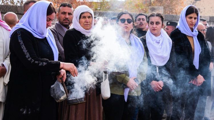 Mujeres yazidíes en un funeral de víctimas del Estado Islámico en una aldea de Sinjar- Irak (AFP o autor)