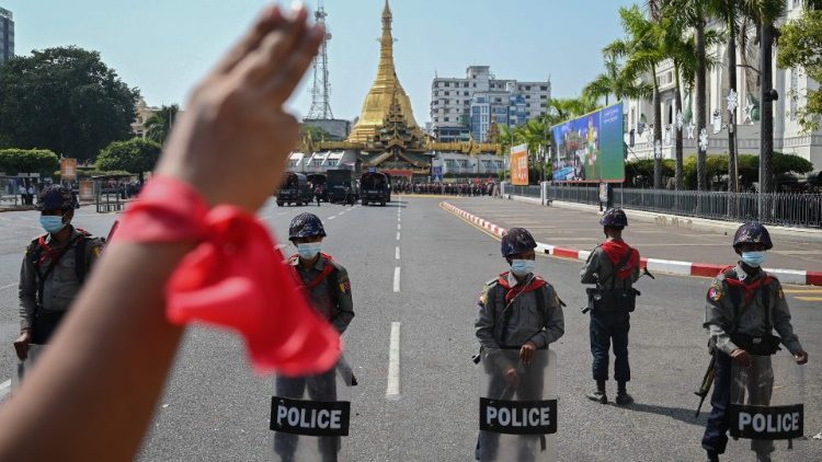 Manifestação em Yangun contra o golpe militar (AFP)