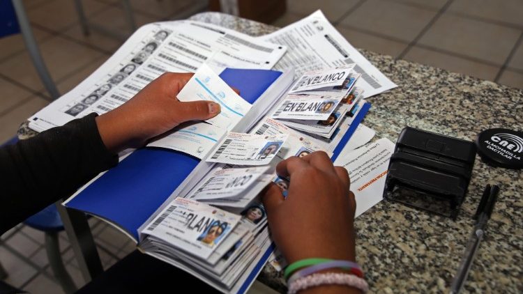 El conteo de los votos en las elecciones generales en Quito, Ecuador, el 7 de febrero de 2021