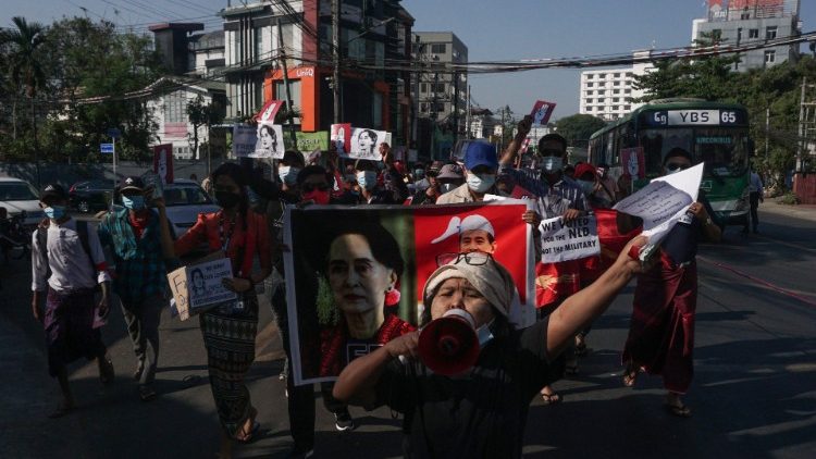 Протести срещу военния преврат в Мианмар