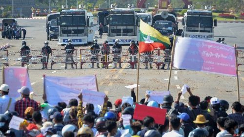 Birmanie: la tension monte d’un cran entre armée et manifestants