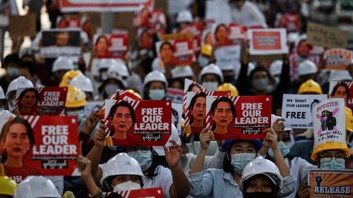 Myanmar, la protesta non si ferma. L’esercito usa i proiettili
