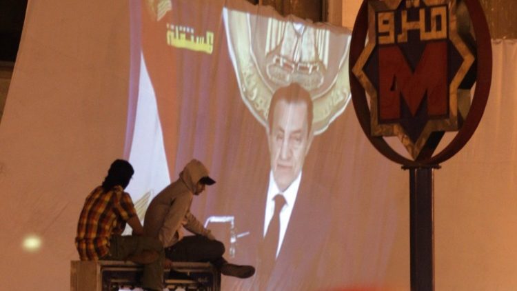 2011- Dimostrazioni di piazza. Sullo sfondo Hosni Mubarak