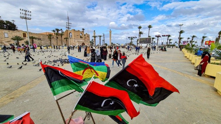 Bandiere libiche a Tripoli per il decimo anniversario della guerra civile (Mahmud Turkia/Afp)