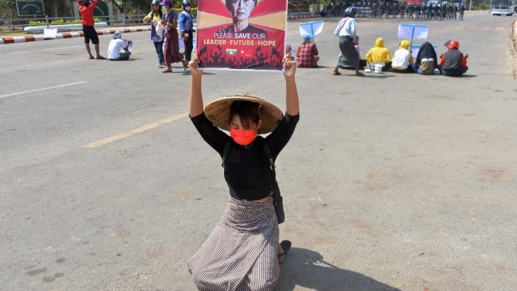 Na ulicę wyszli zwłaszcza ludzie młodzi, domagając się uwolnienia Aung San Suu Kyi. 