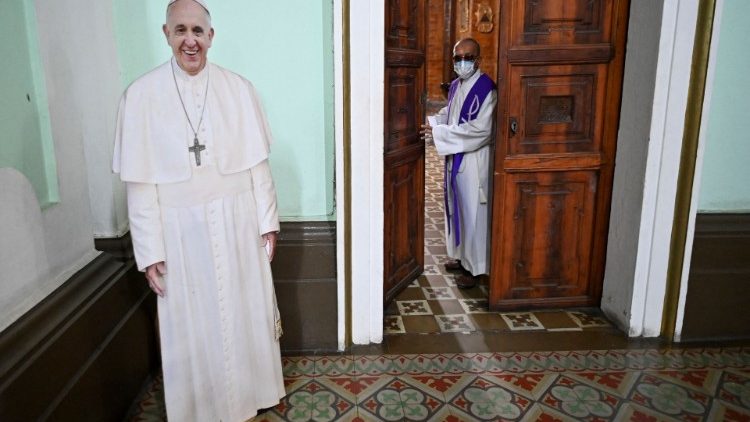 Papst Franziskus in Pappe als Blickfang in einer Sakristei
