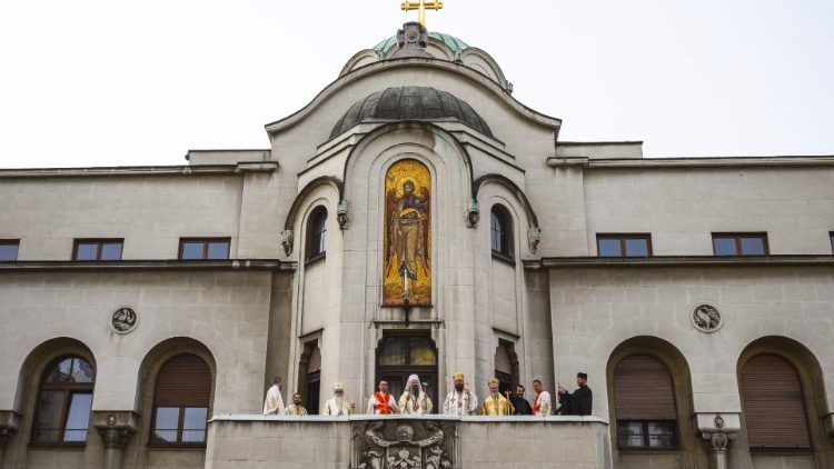 Il saluto del nuovo Patriarca dal balcone del patriarcato di Belgrado