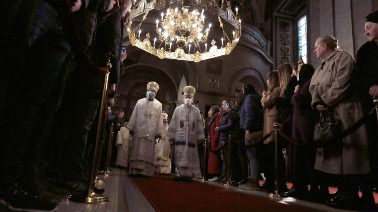 La processione iniziale della Divina Liturgia nella cattedrale di San Michele Arcangelo a Belgrado