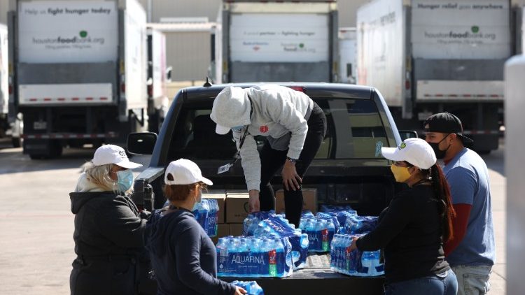 Usa: emergenza freddo, volontari distribuiscono bottiglie d'acqua