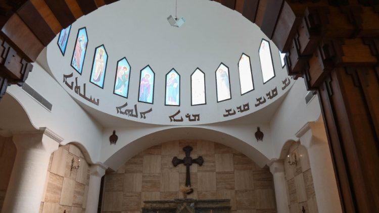 Interiér zrestaurovaného kostela v Karamleš nedaleko Mosulu