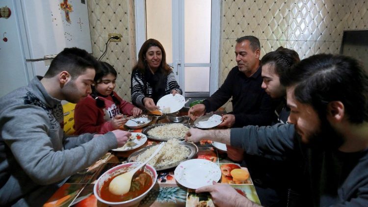 Une famille de réfugiés chrétiens irakiens à Amman, en janvier 2021. La Jordanie accueille de nombreux réfugiés venus de Syrie ou d'Irak.