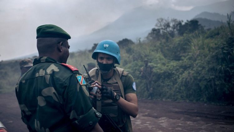 कॉंगो में मोनुस्को मिशन के यूएन के एक लेफ्टिनेंट और कॉंगो के एक सशस्त्र सैनिक