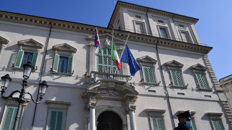 半旗を掲げるイタリアの大統領官邸　2021年2月23日　ローマ・クイリナーレ宮殿