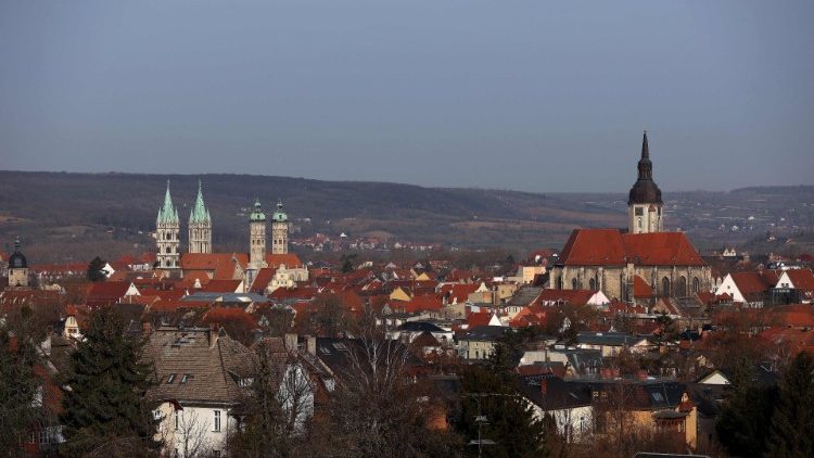 Die St. Peter-und-Paul-Kathedrale (links) und die St. Wenzelskirche (rechts) in Naumburg in Sachsen-Anhalt