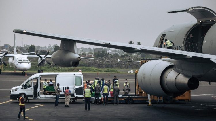 Flygplatsen i Goma. De dödas kroppar förs hem till Italien