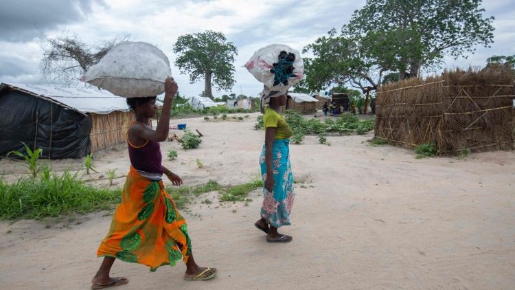 Frauen in der Nähe eines Aufnahmezentrums für Flüchtlinge aus Cabo Delgado