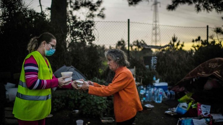 코로나19 대유행의 시기에 구호품을 나눠주는 카리타스 자원봉사자들 (자료사진)