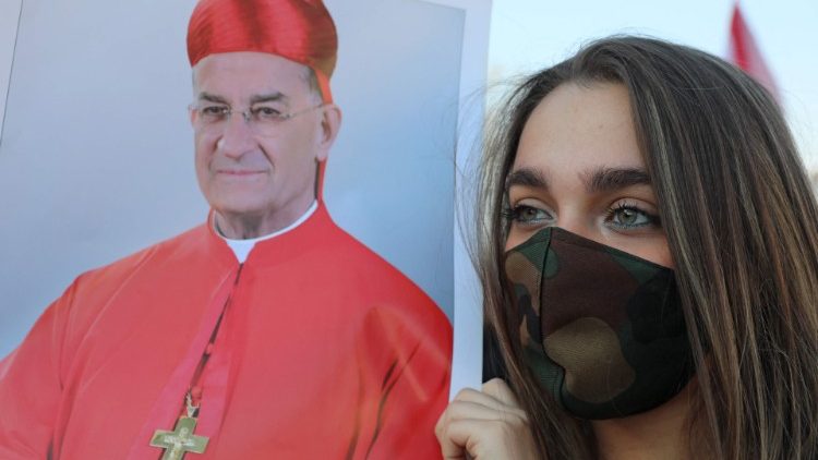 Eine Demonstrantin führt Ende Februar beim Straßenprotest ein Foto des maronitischen Patriarchen mit