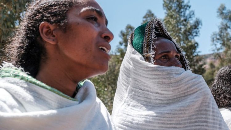 Il pianto di alcune donne per le vittime di uno scontro a fuoco nel viallggio di Dengolat - Tigray  (AFP)