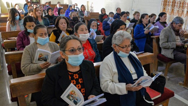 इराक के काराकोश शहर में स्थित गिरजाघर में ख्रीस्तयाग में भाग लेते विश्वासी