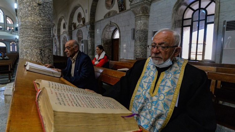 Katoličani sirskega obreda med molitvijo v cerkvi Brezmadežnega spočetja v Karakošu, ki jo bo papež obiskal v nedeljo