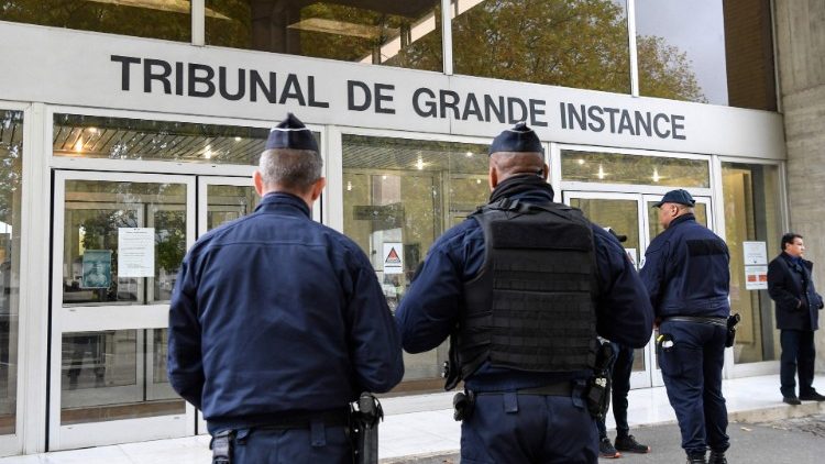 Cảnh sát bảo vệ tòa án hình sự ở Pháp