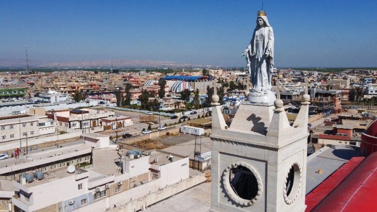 Статуя Богородиці на шпилі сиро-католицького храму в Каракоші на півночі Іраку